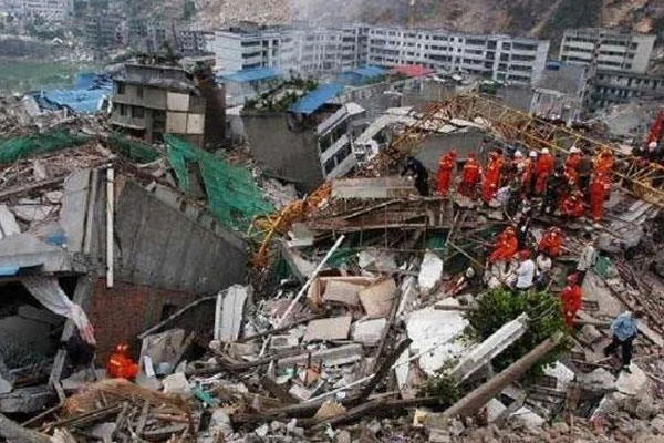 汶川地震后，学校成一片废墟
