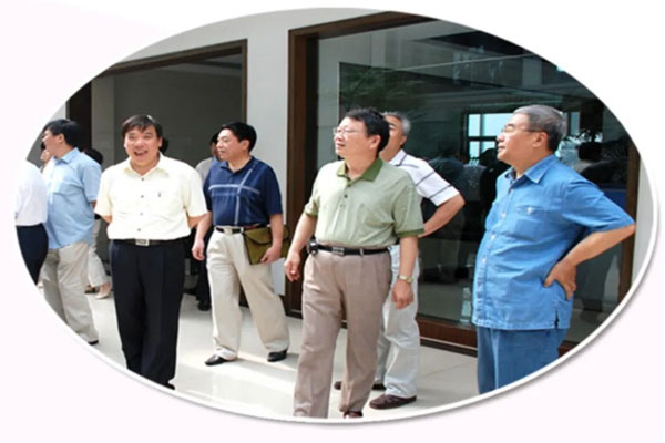 叶祖光教授（右二）在振东集团调研指导