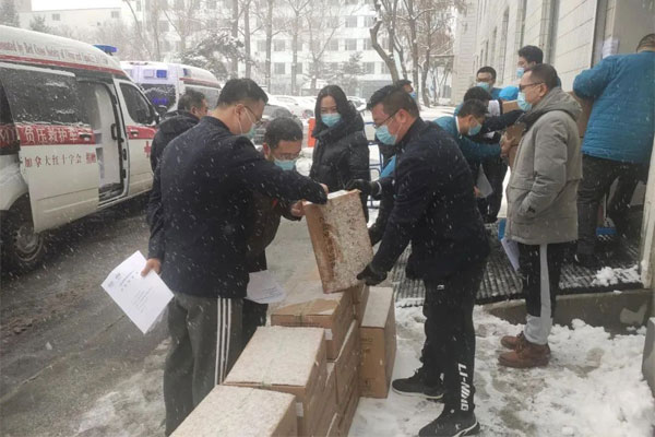 振东集团员工在长春冒雪捐助