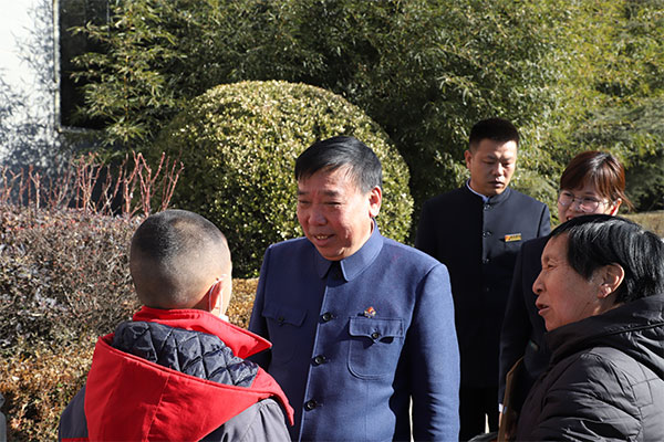 振东集团董事长李安平与其“一对一”帮扶的孩子