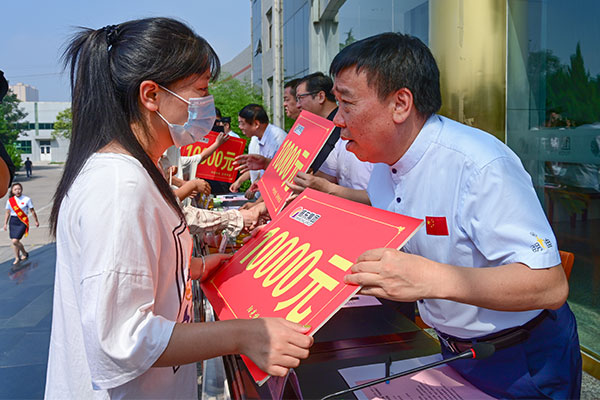 振东集团向贫困大学生发助学金