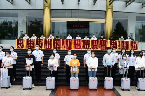 2021年振东集团骨干人员与受助大学生结对子