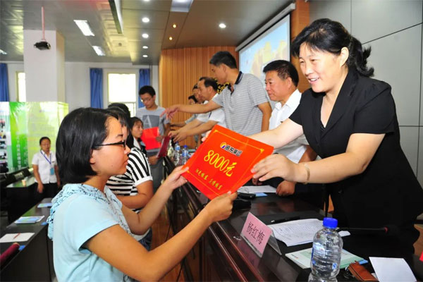 2013年振东集团扶贫济困日贫困学子上台领取资助金