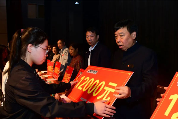 振东集团向受助学子发放资助金