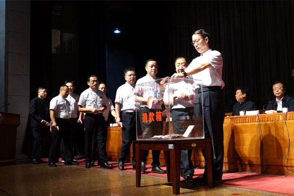 振东集团管理层和员工代表捐款