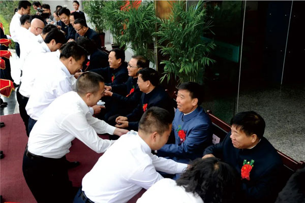 振东集团拜师仪式现场为导师敬茶