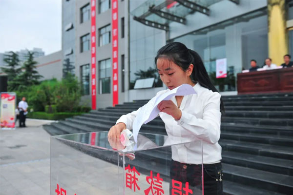 振东集团扶贫济困日上李雪将工作后第一个月工资捐赠给贫困学生