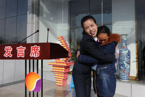 振东集团冬助日上葛江燕和“妹妹”