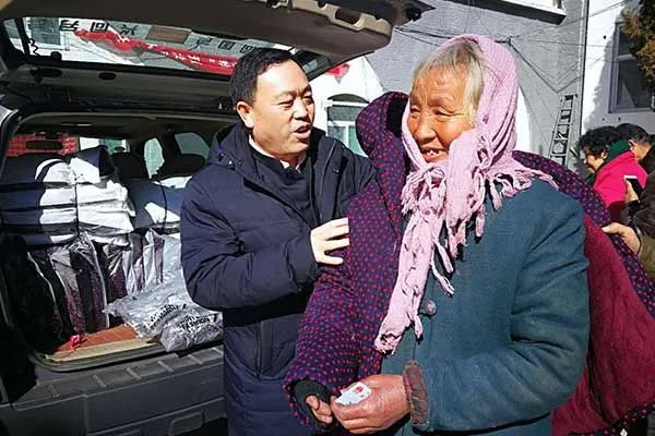 振东集团“敬老日”为老人送温暖