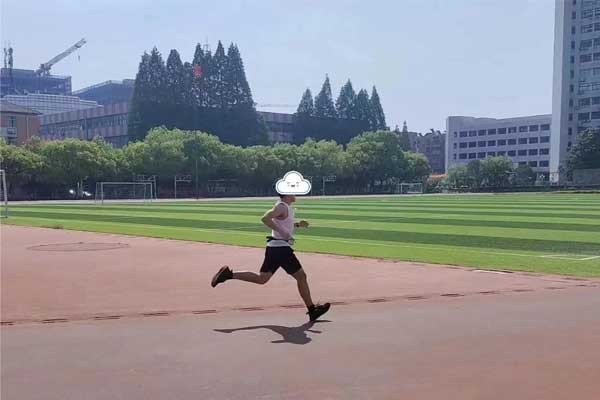 申非在练习马拉松