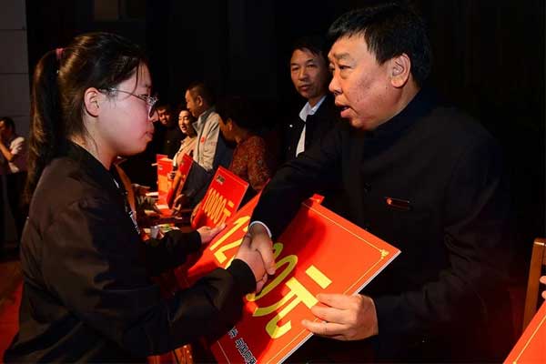 振东集团董事长李安平向受助学子发放助学金