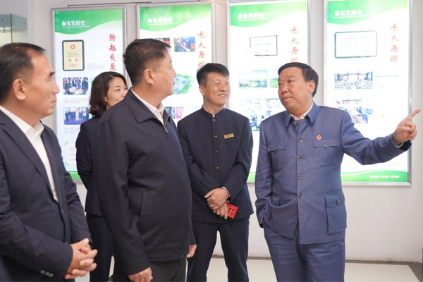 参观振东集团文化展厅