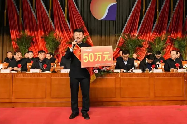 振东中药材胡利峰获“突出贡献奖”