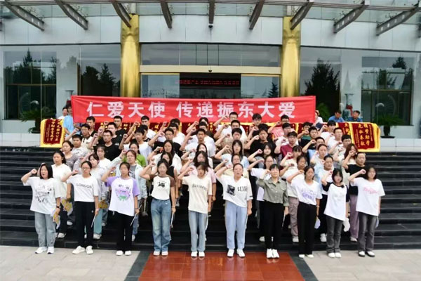 振东第26届“助学日”大会受助学生代表宣誓